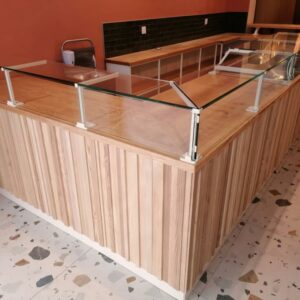 Un Comptoir d'angle en bois et verre dans un restaurant