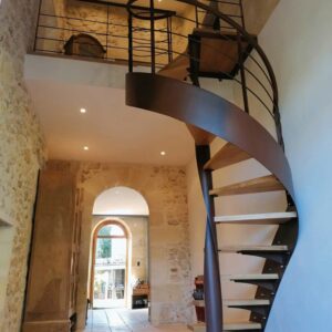 Escalier hélicoïdal dans maison en pierre