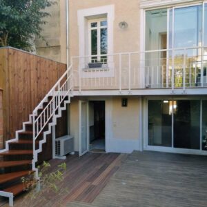 Escalier extérieur en métal et bois