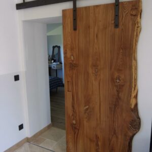 Porte en bois sur roulettes vintage